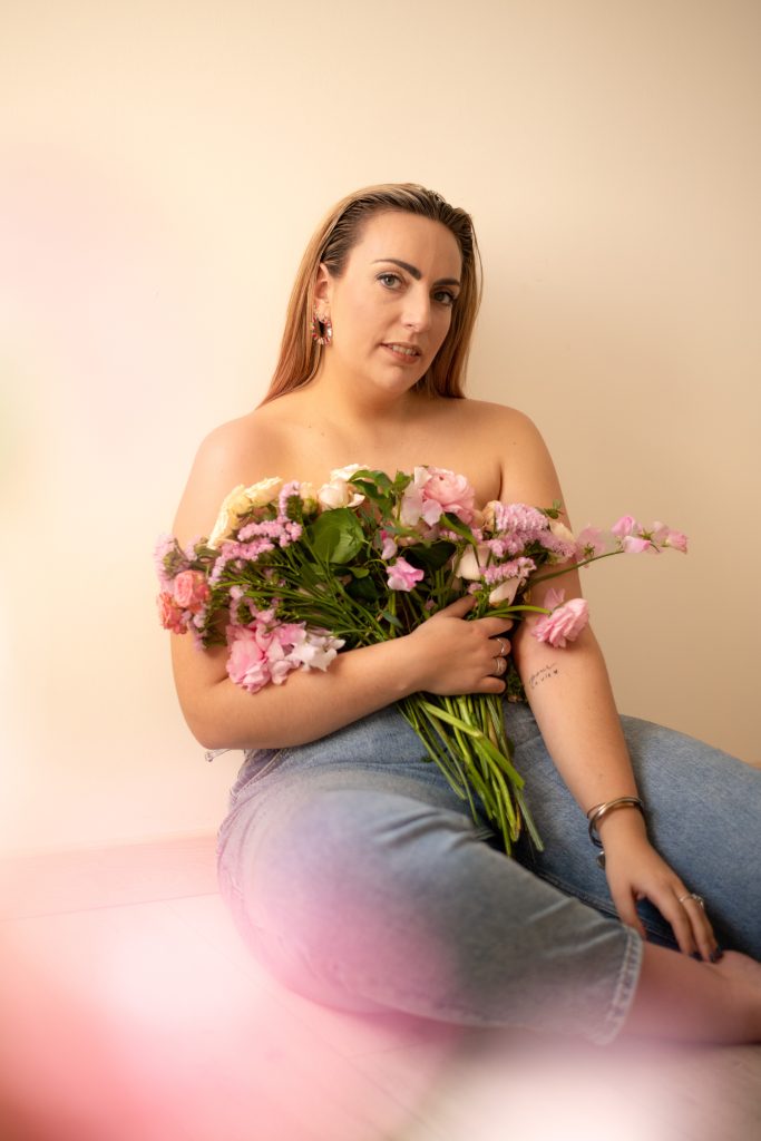 portrait intimiste d'une femme torse nu caché par de belles fleurs