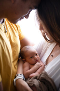 parents qui tiennent leur bébé dans leurs bras, jolie famille