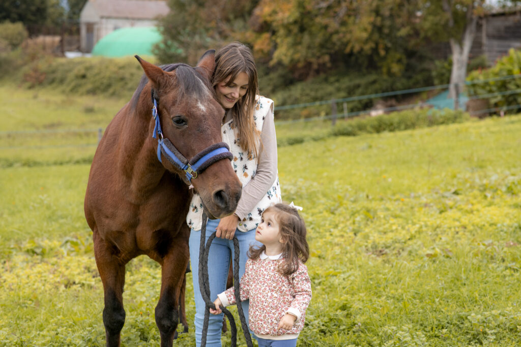 Séance famille mère et fille avec leur cheval